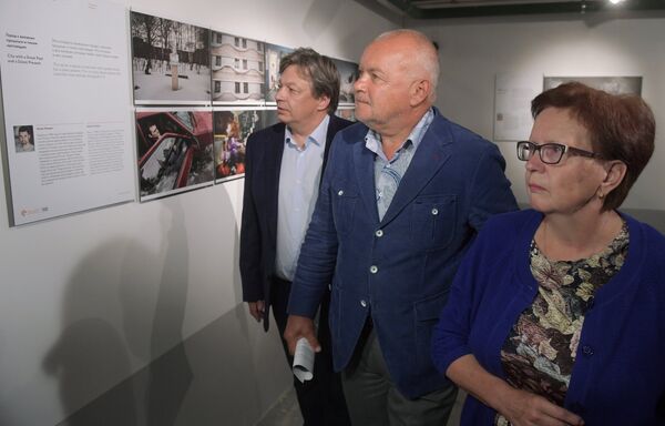 Генеральный директор МИА Россия сегодня Дмитрий Киселев, мать фотокорреспондента МИА Россия сегодня Андрея Стенина Вера Николаевна Стенина и директор объединенной дирекции фотоинформации МИА Россия сегодня Александр Штоль на открытии выставки победителей и призеров Международного конкурса фотожурналистики имени Андрея Стенина в Москве Генеральный директор МИА Россия сегодня Дмитрий Киселев, мать фотокорреспондента МИА Россия сегодня Андрея Стенина Вера Николаевна Стенина и директор объединенной дирекции фотоинформации МИА Россия сегодня Александр Штоль на открытии выставки победителей и призеров Международного конкурса фотожурналистики имени Андрея Стенина в Москве
