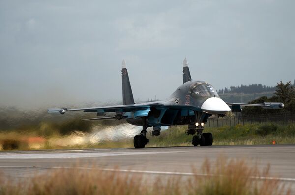 Российский истребитель Су-34 совершает взлет на авиабазе Хмеймим в Сирии Российский истребитель Су-34 совершает взлет на авиабазе Хмеймим в Сирии