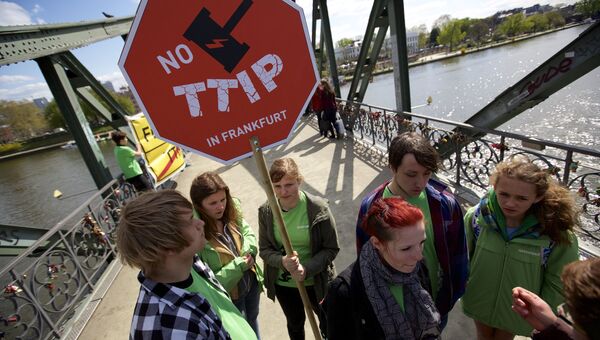 Акции протеста против соглашений о трансатлантической торговле в Европе. Архивное фото Акции протеста против соглашений о трансатлантической торговле в Европе. Архивное фото
