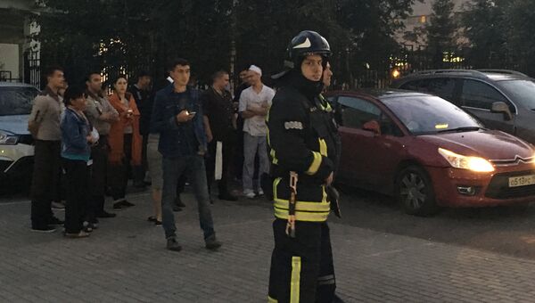Сотрудник МЧС возле ресторана Гамбринус в Москве, где прошла эвакуация из-за сообщения о бомбе Сотрудник МЧС возле ресторана Гамбринус в Москве, где прошла эвакуация из-за сообщения о бомбе