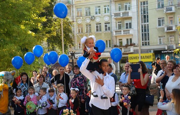 Первоклассники на праздничной линейке в школе № 2 города Донецка в День знаний Первоклассники на праздничной линейке в школе № 2 города Донецка в День знаний