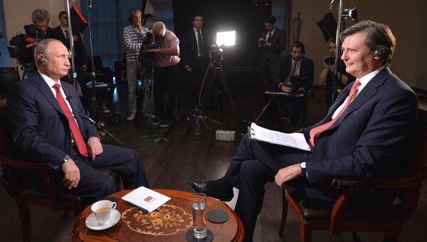 Владимир Путин во время интервью информационному агентству Блумберг во Владивостоке. 2 сентября 2016 Владимир Путин во время интервью информационному агентству Блумберг во Владивостоке. 2 сентября 2016