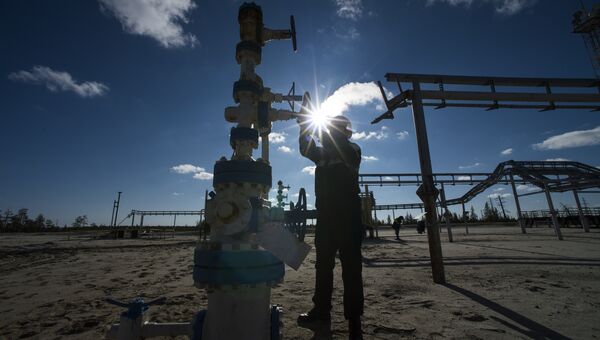 Добыча нефти. Архивное фото Добыча нефти. Архивное фото