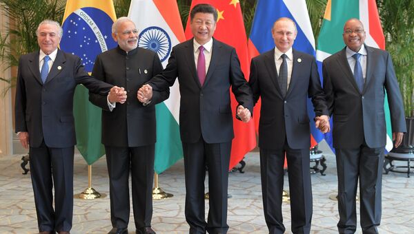 Президент РФ Владимир Путин на совместном фотографировании лидеров БРИКС. Справа - президент ЮАР Джейкоб Зума, слева направо - президент Бразилии Мишел Темер, премьер-министр Индии Нарендра Моди и председатель КНР Си Цзиньпин Президент РФ Владимир Путин на совместном фотографировании лидеров БРИКС. Справа - президент ЮАР Джейкоб Зума, слева направо - президент Бразилии Мишел Темер, премьер-министр Индии Нарендра Моди и председатель КНР Си Цзиньпин