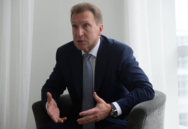 Первый заместитель председателя правительства РФ Игорь Шувалов во время интервью РИА Новости на Восточном экономическом форуме во Владивостоке Первый заместитель председателя правительства РФ Игорь Шувалов во время интервью РИА Новости на Восточном экономическом форуме во Владивостоке
