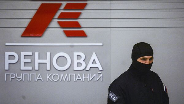 Сотрудник правоохранительных органов в офисе компании Ренова в Москве. Архивное фото Сотрудник правоохранительных органов в офисе компании Ренова в Москве. Архивное фото