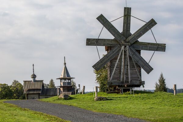 Восьмикрылая ветряная мельница из деревни Волкостров, расположенная на территории государственного историко-архитектурного и этнографического музея-заповедника Кижи на острове Кижи в Карелии Восьмикрылая ветряная мельница из деревни Волкостров, расположенная на территории государственного историко-архитектурного и этнографического музея-заповедника Кижи на острове Кижи в Карелии