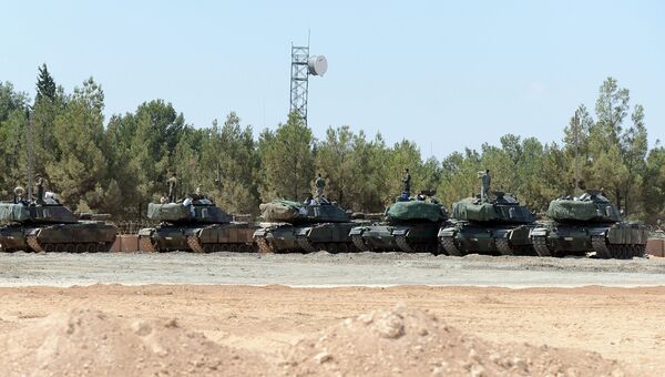 Турецкие танки недалеко от границы Сирии. Архивное фото Турецкие танки недалеко от границы Сирии. Архивное фото