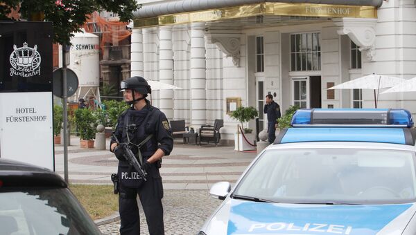 Сотрудники немецкой полиции у здания отеля Fuerstenhof в Лейпциге, Германия. 6 сентября 2016 Сотрудники немецкой полиции у здания отеля Fuerstenhof в Лейпциге, Германия. 6 сентября 2016