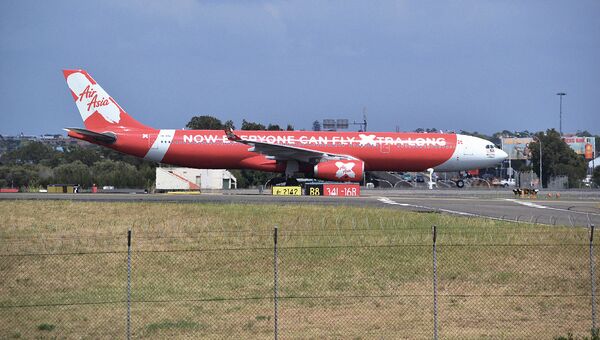 Самолет Airbus A330 авиакомпании AirAsia в аэропорту Сиднея, Австралия. Архивное фото Самолет Airbus A330 авиакомпании AirAsia в аэропорту Сиднея, Австралия. Архивное фото