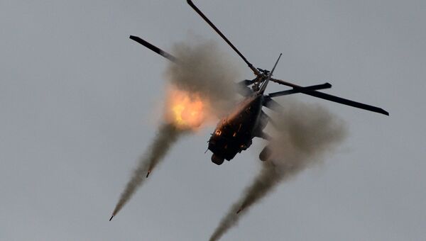 Вертолет огневой поддержки Ка-52 Аллигатор во время показных учений в Кубинке на Международном военно-техническом форуме АРМИЯ-2016 Вертолет огневой поддержки Ка-52 Аллигатор во время показных учений в Кубинке на Международном военно-техническом форуме АРМИЯ-2016
