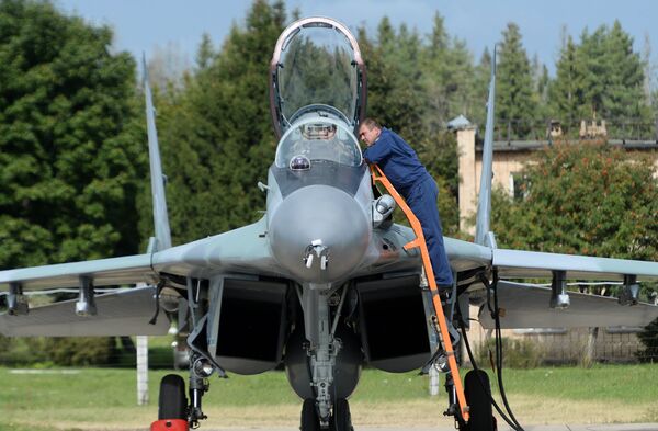 Многоцелевой истребитель Су-35 на летном поле аэродрома в Кубинке во время Международного военно-технического форума АРМИЯ-2016 Многоцелевой истребитель Су-35 на летном поле аэродрома в Кубинке во время Международного военно-технического форума АРМИЯ-2016
