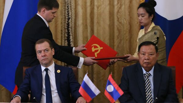 Председатель правительства РФ Дмитрий Медведев и президент Лаоса Буннянг Ворачит на церемонии подписания совместных документов во Вьентьяне. 8 сентября 2016 Председатель правительства РФ Дмитрий Медведев и президент Лаоса Буннянг Ворачит на церемонии подписания совместных документов во Вьентьяне. 8 сентября 2016