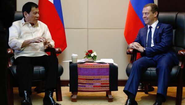 Председатель правительства РФ Дмитрий Медведев и президент Филиппин Родриго Дутерте во время встречи в Вьентьяне. 8 сентября 2016 Председатель правительства РФ Дмитрий Медведев и президент Филиппин Родриго Дутерте во время встречи в Вьентьяне. 8 сентября 2016