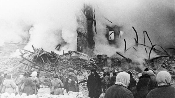 Жители Ленинграда стоят у разрушенного артобстрелом жилого дома в дни блокады Жители Ленинграда стоят у разрушенного артобстрелом жилого дома в дни блокады