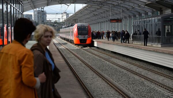 Пассажиры на станции Лужники Московского центрального кольца Пассажиры на станции Лужники Московского центрального кольца