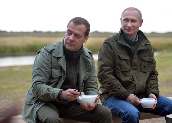 Президент РФ В. Путин и премьер-министр РФ Д.Медведев посетили остров Липно в Новгородской области Президент РФ В. Путин и премьер-министр РФ Д.Медведев посетили остров Липно в Новгородской области