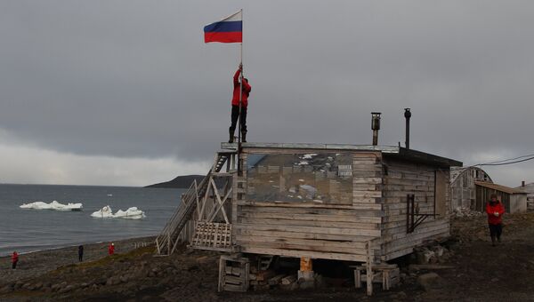 Сотрудники консервируют полярную станцию на зимний период в бухте Тихая на острове Гукера архипелага Земля Франца-Иосифа Сотрудники консервируют полярную станцию на зимний период в бухте Тихая на острове Гукера архипелага Земля Франца-Иосифа