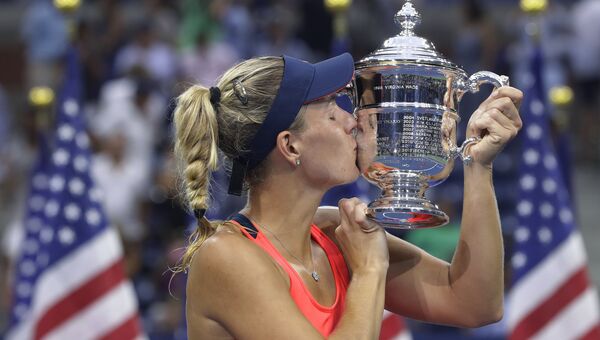 Немецкая теннисистка Ангелика Кербер после победы на турнире US Open. 10 сентября 2016 Немецкая теннисистка Ангелика Кербер после победы на турнире US Open. 10 сентября 2016