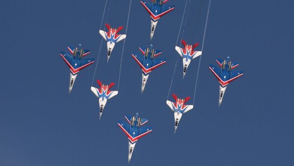 Многоцелевые истребители Су-27 пилотажной группы Русские Витязи и МиГ-29 пилотажной группы Стрижи принимают участие в авиационном шоу на аэродроме в Кубинке на Международном военно-техническом форуме АРМИЯ-2016 Многоцелевые истребители Су-27 пилотажной группы Русские Витязи и МиГ-29 пилотажной группы Стрижи принимают участие в авиационном шоу на аэродроме в Кубинке на Международном военно-техническом форуме АРМИЯ-2016
