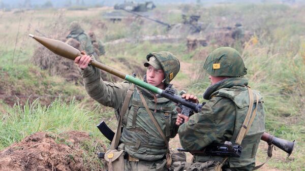 Бойцы готовят к выстрелу ручной гранатомет РПГ Бойцы готовят к выстрелу ручной гранатомет РПГ