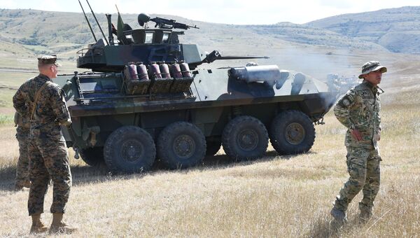 Военнослужащие рядом с легкой бронированной машиной LAV-25 во время учений Agile Spirit-2016 под эгидой НАТО на полигоне Орфоло в Грузии Военнослужащие рядом с легкой бронированной машиной LAV-25 во время учений Agile Spirit-2016 под эгидой НАТО на полигоне Орфоло в Грузии