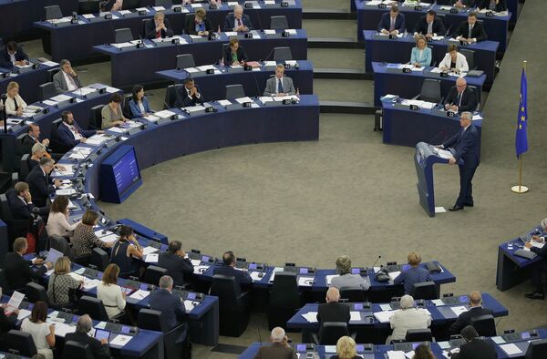 Председатель Еврокомиссии Жан-Клод Юнкер во время выступления на пленарной сессии Европарламента в Страсбурге Председатель Еврокомиссии Жан-Клод Юнкер во время выступления на пленарной сессии Европарламента в Страсбурге