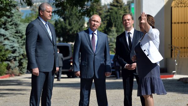 Рабочая поездка президента РФ В. Путина и премьер-министра РФ Д. Медведева в Южный федеральный округ. 15 сентября 2016 Рабочая поездка президента РФ В. Путина и премьер-министра РФ Д. Медведева в Южный федеральный округ. 15 сентября 2016
