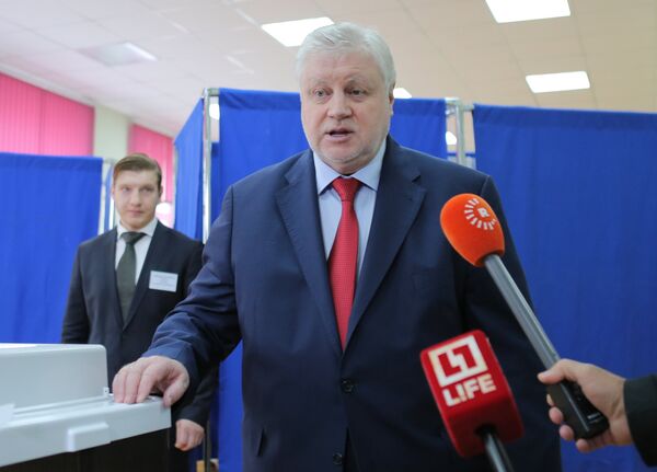 Председатель партии Справедливая Россия Сергей Миронов во время интервью журналистам в единый день голосования на избирательном участке №73 в Москве. Председатель партии Справедливая Россия Сергей Миронов во время интервью журналистам в единый день голосования на избирательном участке №73 в Москве.