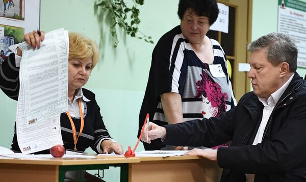 Председатель Федерального политического комитета партии Яблоко Григорий Явлинский в единый день голосования на избирательном участке №2579 в Москве Председатель Федерального политического комитета партии Яблоко Григорий Явлинский в единый день голосования на избирательном участке №2579 в Москве