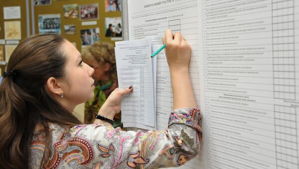 Член избирательной комиссии во время подсчета голосов на одном из избирательных участков в Чите в единый день голосования. Архивное фото Член избирательной комиссии во время подсчета голосов на одном из избирательных участков в Чите в единый день голосования. Архивное фото