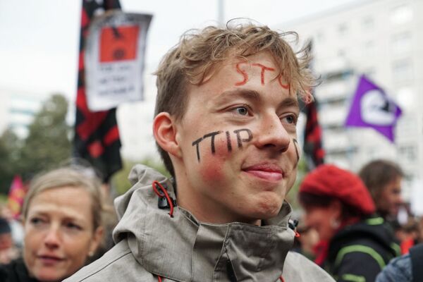 Акция протеста против соглашения о трансатлантической торговле (TTIP) в Берлине Акция протеста против соглашения о трансатлантической торговле (TTIP) в Берлине