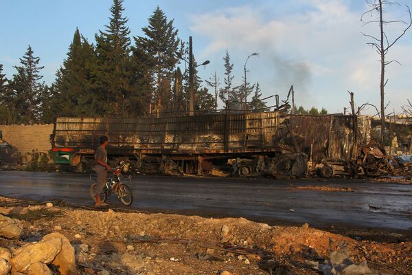 Сгоревший в результате обстрела грузовик гуманитарного конвоя ООН в городе Урум аль-Кубра недалеко от Алеппо Сгоревший в результате обстрела грузовик гуманитарного конвоя ООН в городе Урум аль-Кубра недалеко от Алеппо