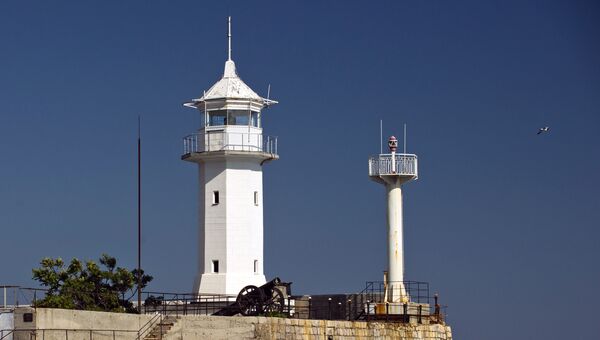 Маяк морского торгового порта в Ялте Маяк морского торгового порта в Ялте