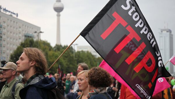 Акция протеста против соглашения о трансатлантической торговле (TTIP). Архивное фото Акция протеста против соглашения о трансатлантической торговле (TTIP). Архивное фото