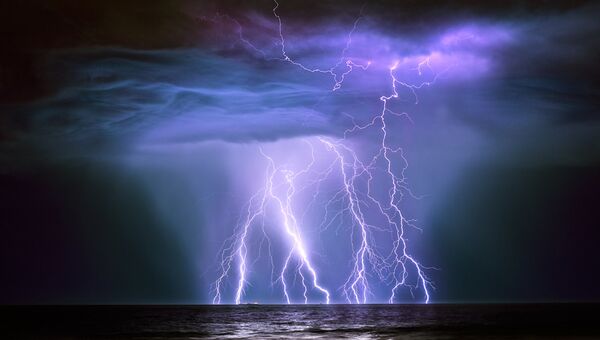 Финалист конкурса Фотограф погодных явлений-2016. Graham Newman - Oil Tanker Guanabura hit by Lightning Финалист конкурса Фотограф погодных явлений-2016. Graham Newman - Oil Tanker Guanabura hit by Lightning