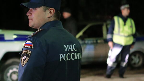 Сотрудник МЧС рядом с местом крушения вертолета Ми-8 МЧС России вблизи населенного пункта Октябрьский Люберецкого района Московской области Сотрудник МЧС рядом с местом крушения вертолета Ми-8 МЧС России вблизи населенного пункта Октябрьский Люберецкого района Московской области