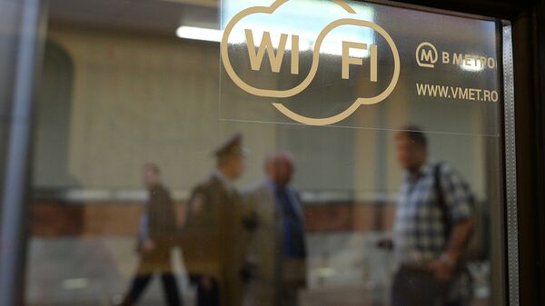 Наклейка на окне поезда метро, обозначающая возможность доступа к интернету через сеть wi-fi в московском метро