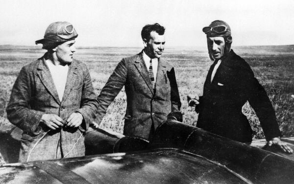 Сергей Люшин, Сергей Королев и Константин Арцеулов возле планера Коктебель Сергей Люшин, Сергей Королев и Константин Арцеулов возле планера Коктебель