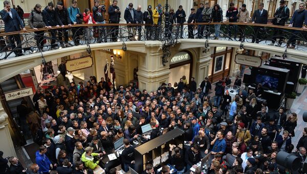 Люди стоят в очереди в торговом центре ГУМ перед началом продаж новых смартфонов iPhone 7 и iPhone 7 Plus Люди стоят в очереди в торговом центре ГУМ перед началом продаж новых смартфонов iPhone 7 и iPhone 7 Plus