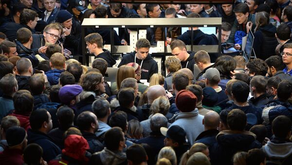 Люди стоят в очереди в торговом центре ГУМ во время старта продаж новых смартфонов iPhone 7 и iPhone 7 Plus Люди стоят в очереди в торговом центре ГУМ во время старта продаж новых смартфонов iPhone 7 и iPhone 7 Plus