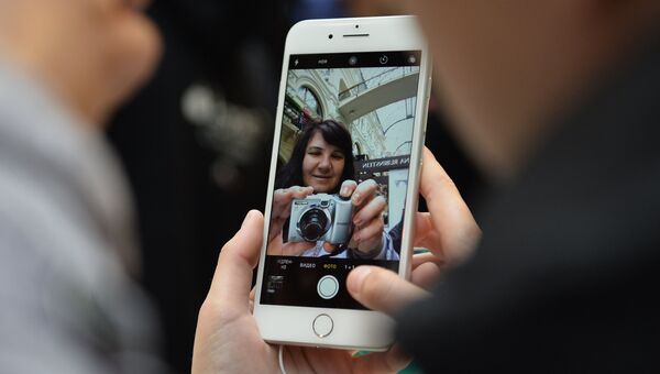 Покупатели новых смартфонов iPhone 7 и iPhone 7 Plus в торговом центре ГУМ Покупатели новых смартфонов iPhone 7 и iPhone 7 Plus в торговом центре ГУМ