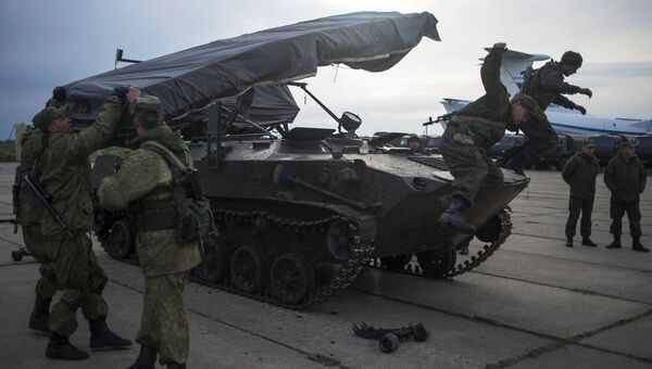 Швартовка боевых машин десанта БМД-2. Архивное фото Швартовка боевых машин десанта БМД-2. Архивное фото