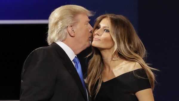 Кандидат в президенты США Дональд Трамп с супругой Меланьей на дебатах Кандидат в президенты США Дональд Трамп с супругой Меланьей на дебатах