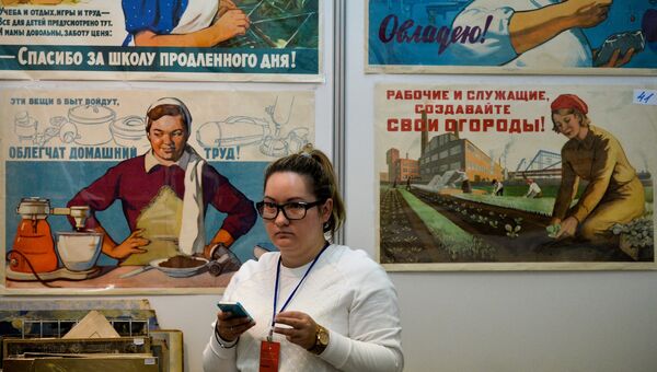 Посетительница на выставочном проекте Российский форум коллекционеров в Центральном доме художника (ЦДХ) Посетительница на выставочном проекте Российский форум коллекционеров в Центральном доме художника (ЦДХ)