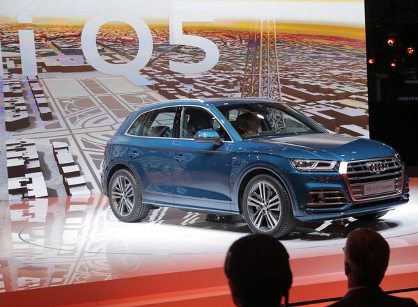 Автомобиль Audi Q5 2.0 T quattro на Парижском автосалоне-2016 Автомобиль Audi Q5 2.0 T quattro на Парижском автосалоне-2016