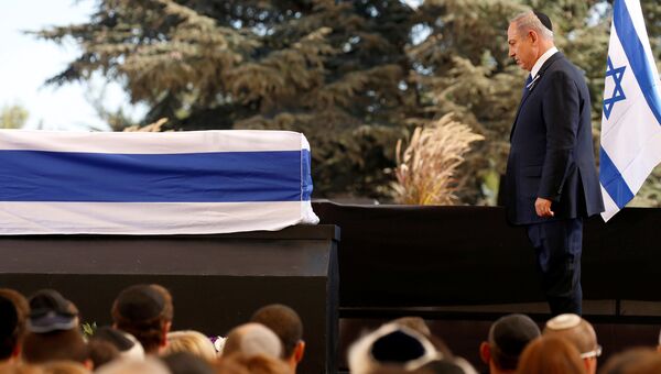 Премьер-министр Израиля Беньямин Нетаньяху на похоронах экс-президента Шимона Переса в Иерусалиме Премьер-министр Израиля Беньямин Нетаньяху на похоронах экс-президента Шимона Переса в Иерусалиме