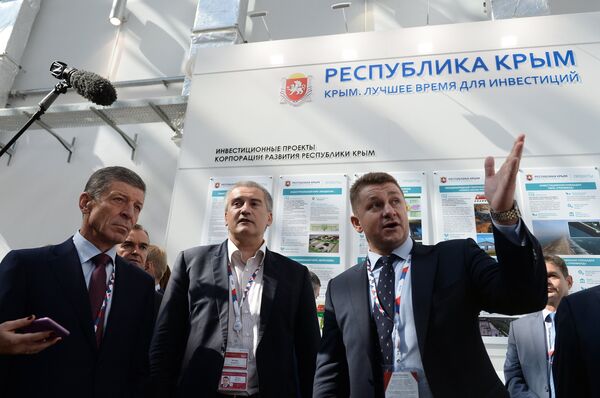Заместитель председателя правительства РФ Дмитрий Козак и глава Республики Крым Сергей Аксенов на международном инвестиционном форуме Сочи 2016 Заместитель председателя правительства РФ Дмитрий Козак и глава Республики Крым Сергей Аксенов на международном инвестиционном форуме Сочи 2016