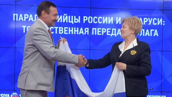 Передача России флага, развернутого представителями Белоруссии на открытии ПИ-2016 в Рио-де-Жанейро Передача России флага, развернутого представителями Белоруссии на открытии ПИ-2016 в Рио-де-Жанейро