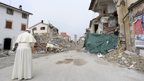 Папа Римский Франциск в разрушенном в результате землетрясения городе Аматриче. 4 октября 2016 Папа Римский Франциск в разрушенном в результате землетрясения городе Аматриче. 4 октября 2016